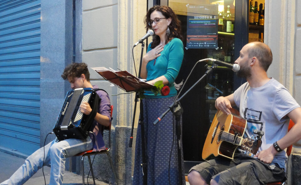 Silvana e i musicisti si esibiscono in strada