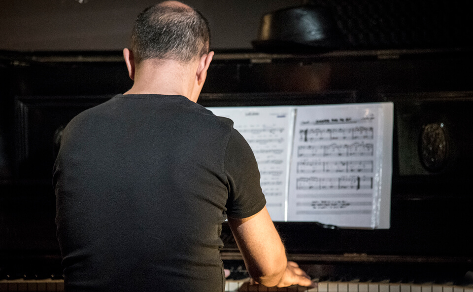 Pianista durante spettacolo